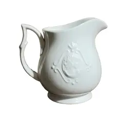Foto de um(a) Cremeiras Camafeu Lyor, Década de 1990, da categoria de Cremeiras. Cremeira em porcelana branca com camafeu em relevo, década de 1990. Marca: Lyor.A: 10,5cm / L da alça até o bico: 11cm / D:... Vendido no marketplace Trésors.
