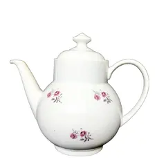 Foto de um(a) Bule Flowers Anos 60, da categoria de Bules. Bule em porcelana branca brasileira, com detalhe de flores, década de 1960. A: 19,5 cm / Diâmetro: 10,5 cm peso: 309 g. Vendido no marketplace Trésors.