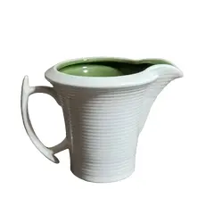 Foto de um(a) Cremeira Porcelana Le Gourmet Italy Style, Década de 2000, da categoria de Cremeiras. Cremeira em porcelana branca canelada na horizontal e porcelana verde militar na parte interna, década de 2000 le gourmet,... Vendido no marketplace Trésors.