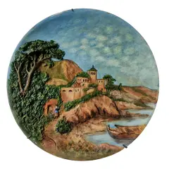 Foto de um(a) Prato Alemão anos 70, da categoria de Pratos Decorativos. Prato de parede em terracota policromada e em relevo, década de 1970, procedência alemã. Diâmetro: 34cm Peso: 1.500kg. Vendido no marketplace Trésors.