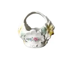 Foto de um(a) Mini Floreira Porcelana Brasileira, Década de 1940, da categoria de Cachepot. Floreira em porcelana policromada brasileira com flores em relevo e adesivo floral com acabamento em filetes em ouro, década... Vendido no marketplace Trésors.