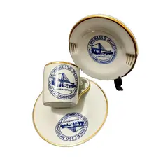 Foto de um(a) Conjunto Cafézinho e Cinzeiro, II Congresso Médico em Florianópolis, Porcelana Schmidt, Anos 2000, da categoria de Xícaras. Xícara de cafézinho e cinzeiro com logo do II congresso médico em florianópolis: porcelana schmidt com filete em ouro e logo... Vendido no marketplace Trésors.