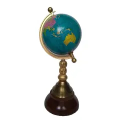 Foto de um(a) Globo Torneado, da categoria de Globos. Globo terrestre com base em madeira torneada e latão e haste dourada. A: 26cm D globo: 10cm D base: 10cm. Vendido no marketplace Trésors.