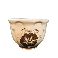 Foto de um(a) Bowl Porcelana Anos 60, da categoria de Tigelas decorativas. Bowl em porcelana bege com flores em dourado, década de 1960 já com o craquelamento devido a idade. A: 11,5 cm / Diametro:... Vendido no marketplace Trésors.