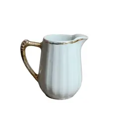 Foto de um(a) Cremeira Porcelana Branca Filetada a Ouro, Década de 1970, da categoria de Cremeiras. Cremeira em porcelana branca canelada com filete, alça e bico em ouro, década de 1970 sem marca do fabricante. A: 9cm L alça... Vendido no marketplace Trésors.