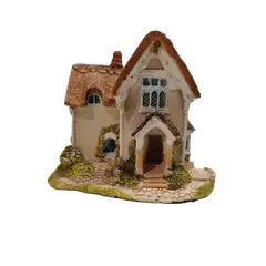 Foto de um(a) Miniatura Casinha em Arquitetura Provençal, Década de 1990, da categoria de Modelos e estatuetas. Miniatura em resina policromada de casa com arquitetura provençal, década de 1990 A: 8 cm L: 10 P: 9,5 cm peso: 210 g. Vendido no marketplace Trésors.