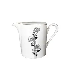 Foto de um(a) Cremeira Floral, Porcelana Real, Década de 1980, da categoria de Cremeiras. Cremeira em porcelana branca com motivo floral na cor preta e filete em prata, marca porcelana real, década de 1980. A: 9... Vendido no marketplace Trésors.