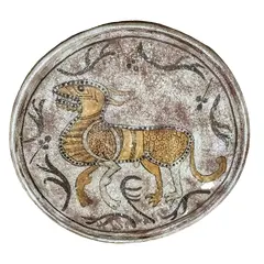 Foto de um(a) Prato Terracota, da categoria de Pratos Decorativos. Prato em terracota com pintura inspirada em desenhos do século iii depois de cristo. peça única pelo designer marcelus ribas... Vendido no marketplace Trésors.