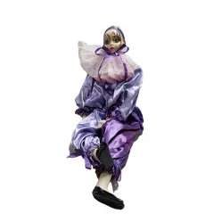 Foto de um(a) Pierrot em Resina, Década de 1980, da categoria de Modelos e estatuetas. Pierrô em resina com roupa em cetim roxo e lilás, gola de tule rosa, lilás e branco. Corpo em tecido com enchimento, década... Vendido no marketplace Trésors.