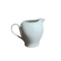 Foto de um(a) Cremeira Porcelana Branca, Década de 1970, da categoria de Cremeiras. Cremeira em porcelana branca lisa, década de 1970 sem marca do fabricante A: 9,5cm L alça até o bico: 12cm D: 8,5cm. Vendido no marketplace Trésors.