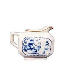 Foto de um(a) Cremeira São Caetano, Década de 1940, da categoria de Cremeiras. Cremeira em porcelana com estampa azul cobalto dos anos 1940 da marca são caetano/barros loureiro. A: 9,5 cm / L: 10,5 cm /... Vendido no marketplace Trésors.