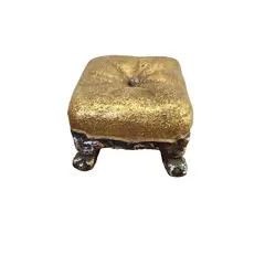 Foto de um(a) Banco Miniatura anos 90, da categoria de Modelos e estatuetas. Miniatura de banco com um botão ao centro, em cimento com folheação em ouro e prata, década de 1990 A: 7 cm L: 9 cm P: 9 cm... Vendido no marketplace Trésors.