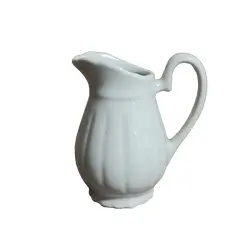 Foto de um(a) Cremeira Porcelana Branca, Década de 1980, da categoria de Cremeiras. Cremeira em porcelana branca canelada, década de 1980 sem marca do fabricante A: 12,5cm L alça até o bico: 11cm D: 7cm. Vendido no marketplace Trésors.