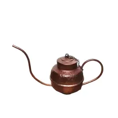 Foto de um(a) Regador em Cobre, Década de 1970, da categoria de Outros objetos decorativos. Regador em cobre com partes marteladas, e tampa com corrente, década de 1970. A: 13,5 cm / Diâmetro: 11 cm / distância entre... Vendido no marketplace Trésors.