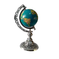 Foto de um(a) Globo Prateado, da categoria de Globos. Peça única pelo designer marcelus ribas. Globo terrestre em acrílico e latão com pátina prateada oxidada A: 25cm D: 10cm... Vendido no marketplace Trésors.
