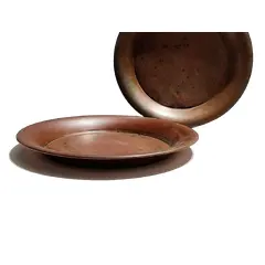 Foto de um(a) Pratos em Cobre, Década de 1940, da categoria de Pratos. Dois pratos com borda alta em cobre, década de 1940.A: 2,5 cm / Diâmetro externo: 26 cm / Diâmetro interno: 18,5 cm Peso:... Vendido no marketplace Trésors.