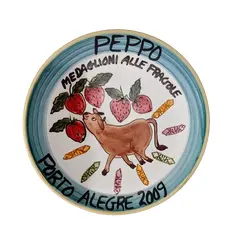 Foto de um(a) Prato Decorativo Peppo Cucina, Porto Alegre, 2009, da categoria de Pratos Decorativos. Prato em cerâmica com nome de restaurante da região sul do país. Peppo cucina, porto alegre, 2009 pintura à mão com design... Vendido no marketplace Trésors.