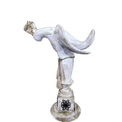 Foto de um(a) Divino Espírito Santo em Madeira, da categoria de Objetos religiosos e espirituais. Divino Espírito Santo em madeira e cerâmica com coroa em metal dourado e pedras azuis. Base com arabescos em latão oxidado e... Vendido no marketplace Trésors.