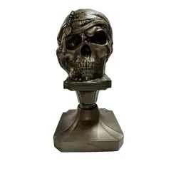 Foto de um(a) Escultura Caveira Skull Resina e Latão, Peça Única, da categoria de Escultura. Escultura caveira: crânio em resina e base em latão. Ambos com patina bronze envelhecida. Peça única pelo designer marcelus... Vendido no marketplace Trésors.
