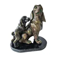 Foto de um(a) Escultura Mamãe e Filhote Basset, da categoria de Escultura. Escultura mamãe basset com filhote, em poli resina italina com pátina bronze oxidada, base em granito preto polido com... Vendido no marketplace Trésors.