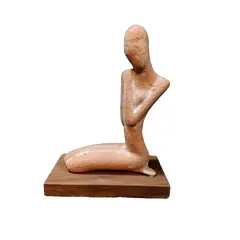 Foto de um(a) Escultura Terracota Provençal, da categoria de Escultura. Escultura feminina em técnica mista com pátina terracota provençal e base em madeira natural. Autor: marcelus ribas, peça... Vendido no marketplace Trésors.