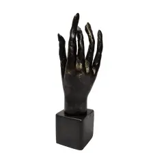 Foto de um(a) Escultura Mão em Resina, Ano 2020, da categoria de Escultura. Escultura de mão em resina com pátina bronze oxidado, base em cubo de madeira ebanizada. Peça única pelo designer marcelus... Vendido no marketplace Trésors.