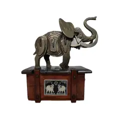 Foto de um(a) Caixa Container Elefante, Década de 1940, da categoria de Cestos e Caixas. Contêiner elefante: caixa de madeira com tampa de elefante em compensado com corte computadorizado com pátina bronze... Vendido no marketplace Trésors.