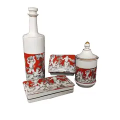 Foto de um(a) Objetos de Toucador em Porcelana Porbras, Década de 1960, da categoria de Outros colecionáveis. Objetos de toucador composto por porta jóias, saboneteira, porta algodão e um frasco de água de colônia. Em porcelana branca... Vendido no marketplace Trésors.