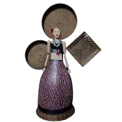 Foto de um(a) Boneca em Porongo, Arte Nordeste Brasileiro, Década de 1990, da categoria de Bonecas. Boneca feita com porongo e madeira, braços articulados e acabamento da saia é vime. Década de 1990, artesanato do nordeste... Vendido no marketplace Trésors.