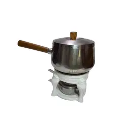 Foto de um(a) Panela de Fondue com Rechaud em Porcelana, da categoria de Panelas. Panela de fondue em inox e suporte em porcelana. A: 24cm / Diâmetro: 16cm. Vendido no marketplace Trésors.