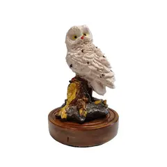 Foto de um(a) Coruja em Resina e Imbuia, Década de 1990, da categoria de Modelos e estatuetas. Coruja de resina policromada e base de imbuia, década de 1990. A: 14 cm Diâmetro da base: 9 cm Peso: 208 g. Vendido no marketplace Trésors.