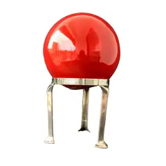 Foto de um(a) Esfera Red Anos 90, da categoria de Outros objetos decorativos. Esfera em cerâmica na cor vermelha, década de 1990.Diametro: 13 cm / peso 378 g Suporte em latão com banho de níquel:... Vendido no marketplace Trésors.