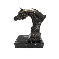 Foto de um(a) Escultura Equina Garanhão em Resina Italiana, Anos 2000, da categoria de Escultura. Escultura equina de garanhão premiado em resina italiana com acabamento em pátina bronze oxidado e base em madeira... Vendido no marketplace Trésors.