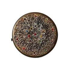 Foto de um(a) Caixa de Pó de Arroz em Latão, Década de 1940, da categoria de Outros colecionáveis. Caixa de pó de arroz em latão, tampa com filigrana e incrustação de pedras sintéticas multicores. Espelho original com... Vendido no marketplace Trésors.