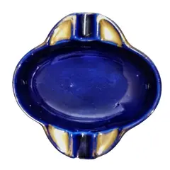 Foto de um(a) Cinzeiro em Porcelana Azul Cobalto com Filete Dourado, Década de 1940, da categoria de Cinzeiros e coletores. Cinzeiro em porcelana azul cobalto com filete dourado, década de 1940. A: 3 cm / L: 14,5 cm Peso: 300 g. Vendido no marketplace Trésors.