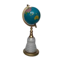 Foto de um(a) Globo Porcelana anos 40, da categoria de Globos. Globo terrestre com base em madeira dourada e porcelana com filetes de ouro, década de 1940. peça única pelo designer... Vendido no marketplace Trésors.