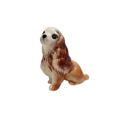 Foto de um(a) Mini Cocker Spaniel em Cerâmica, Década de 1940, da categoria de Modelos e estatuetas. Cachorra em cerâmica na cor caramelo da raça cocker spaniel. Sem marca do fabricante, década de 1940. A: 8,5 cm L: 9 cm P:... Vendido no marketplace Trésors.