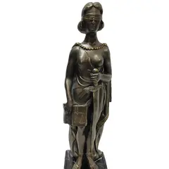 Foto de um(a) Escultura Deusa Themis, Símbolo da Justiça, da categoria de Escultura. Escultura da divindade grega da deusa themis, personifica o símbolo da justiça. Feita em pó de mármore com pátina bronze... Vendido no marketplace Trésors.