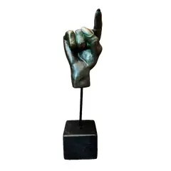 Foto de um(a) Escultura Mão, da categoria de Escultura. Escultura em resina com pátina bronze oxidada, haste em metal e base de madeira ebanizada peça única pelo designer marcelus... Vendido no marketplace Trésors.