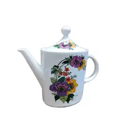 Foto de um(a) Bule Porcelana Steatita com Estampa Floral Policromada, Década de 1970, da categoria de Bules. Bule porcelana steatita com estampa floral policromada, decada de 1970. A: 21,5 cm / L: 13 cm / C do bico até a alça: 23,5... Vendido no marketplace Trésors.