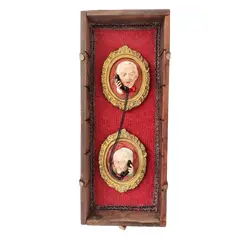 Foto de um(a) Casal de Avós Anos 60, da categoria de Outros objetos decorativos. O casal de avós ao telefone em gesso policromada era muito comum nos anos 1960. Hoje preservados em uma caixa de madeira com... Vendido no marketplace Trésors.