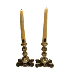 Foto de um(a) Par de Castiçais Indiano em Resina, da categoria de Castiçais. Par de castiçais latão polido indianos com base em resina com detalhes em dourado. **não acompanham as velas**A: 5 cm /... Vendido no marketplace Trésors.