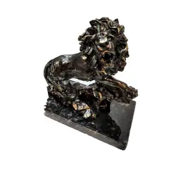 Foto de um(a) Escultura Leão Resina Italiana Anos 2000, da categoria de Escultura. Leão de resina italiana com pátina bronze com um leve azinhavrado e base em granito, década de 2000 peça única pelo designer... Vendido no marketplace Trésors.