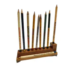 Foto de um(a) Coleção 10 Lápis da Década de 1960 com Suporte em Madeira, da categoria de Outros colecionáveis. Coleção de dez lápis década de 1960 com suporte em madeira. A: 6,5 cm L: 19 cm P: 4 cm peso: 189 g. Vendido no marketplace Trésors.