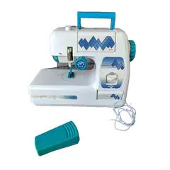 Foto de um(a) Maquina de Costura Belíssima 90'S, da categoria de Maquinas de Costura. Máquina de costura toy, década de 1990 marca: belíssima, ma machine à coudre, procedência francesa pilhas aa. A: 19,5 cm /... Vendido no marketplace Trésors.
