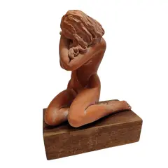 Foto de um(a) Escultura em Terracota, Artista Dante Castelani, 1995, da categoria de Escultura. Escultura em terracota tendo como tema figura feminina com base emmadeira. Artista é dante castelani datada de 1995,... Vendido no marketplace Trésors.