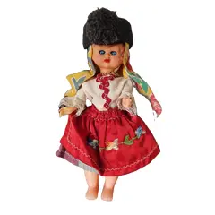 Foto de um(a) Mimi Boneca de Estremadura, Portugal, Década de 1960, da categoria de Bonecas. Miniatura de boneca em traje típico português, região estremadura, com sete saias. Comum em lembranças de viagens nos anos... Vendido no marketplace Trésors.