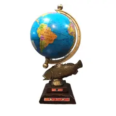 Foto de um(a) Globo Terrestre Peixe Latão Anos 70, da categoria de Globos. Globo terrestre de mesa com globo giratório e envelhecido com base de peixe em latão e madeira com marchetaria adesivada... Vendido no marketplace Trésors.