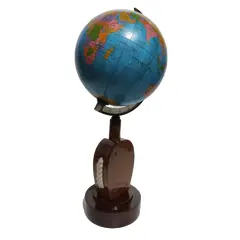 Foto de um(a) Globo Náutico, da categoria de Globos. Globo terrestre de mesa tendo um moitão roldana como base peça única pelo designer marcelus ribas A: 35 cm D globo: 13 cm D... Vendido no marketplace Trésors.