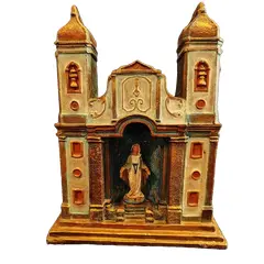 Foto de um(a) Oratório de Mesa Nossa Senhora Das Graças, Minas Gerais, Década de 1990, da categoria de Objetos religiosos e espirituais. Oratório de mesa em gesso policromado e com imagem da n. S. Das graças em resina policromada. Fachada de uma igreja barroca... Vendido no marketplace Trésors.